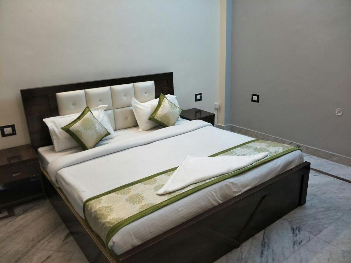 Surabhi Garden Inn Lakhnau Kültér fotó